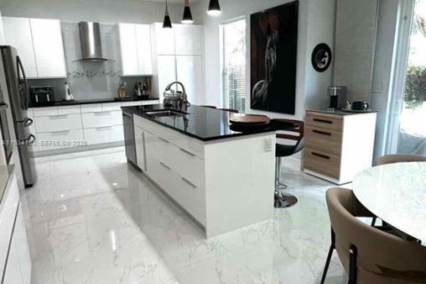 Снять в аренду кондоминиум в Коконат Крик, Флорида 3 спальни, 175.4м2, № 1992429 - фото 9