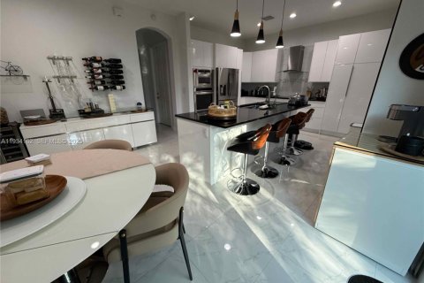 Снять в аренду кондоминиум в Коконат Крик, Флорида 3 спальни, 175.4м2, № 1992429 - фото 4