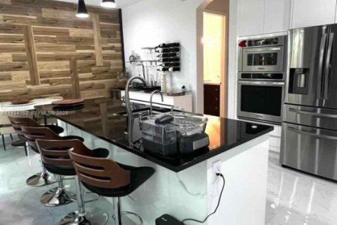 Снять в аренду кондоминиум в Коконат Крик, Флорида 3 спальни, 175.4м2, № 1992429 - фото 7