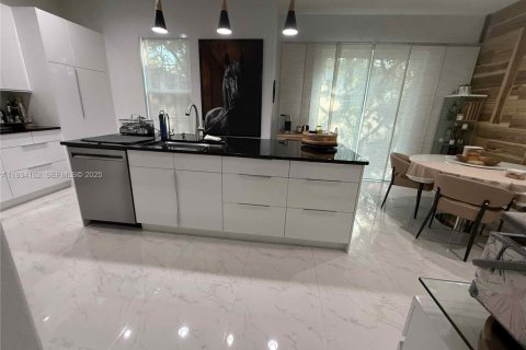 Снять в аренду кондоминиум в Коконат Крик, Флорида 3 спальни, 175.4м2, № 1992429 - фото 8