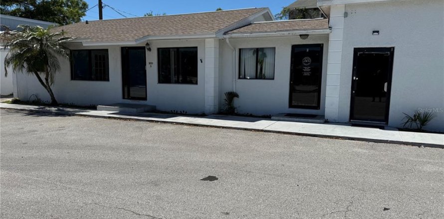 Commercial property in Pinellas Park, Florida 92.9 sq.m. № 1724439