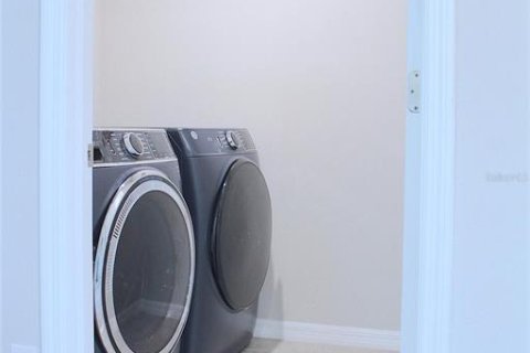 Townhouse in Brandon, Florida 3 bedrooms, 141.68 sq.m. № 2097437 - photo 27