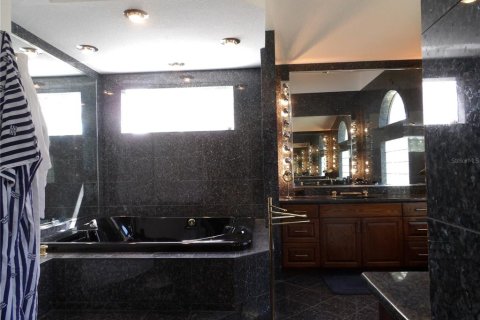 Casa en venta en New Port Richey, Florida, 6 dormitorios, 526.76 m2 № 1888589 - foto 22