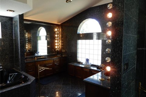 Casa en venta en New Port Richey, Florida, 6 dormitorios, 526.76 m2 № 1888589 - foto 25