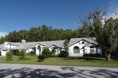 Casa en venta en New Port Richey, Florida, 6 dormitorios, 526.76 m2 № 1888589 - foto 1