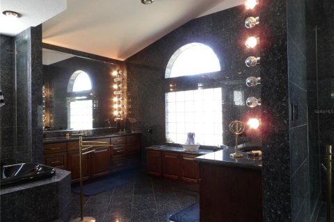 Casa en venta en New Port Richey, Florida, 6 dormitorios, 526.76 m2 № 1888589 - foto 21