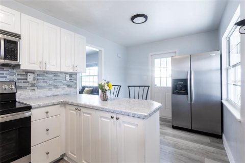House in Saint Petersburg, Florida 2 bedrooms, 70.23 sq.m. № 1654659 - photo 11