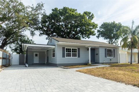 House in Saint Petersburg, Florida 2 bedrooms, 70.23 sq.m. № 1654659 - photo 1