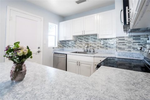 House in Saint Petersburg, Florida 2 bedrooms, 70.23 sq.m. № 1654659 - photo 7