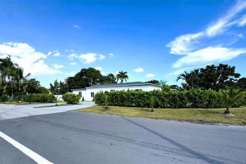 Casa en Miami, Florida 4 dormitorios, 200.39 m2 № 2079092