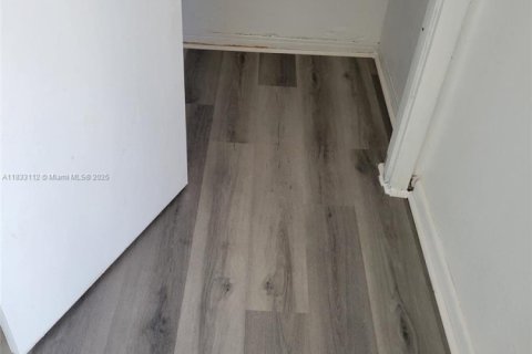 Снять в аренду квартиру в Флорида-Сити, Флорида 2 спальни, 349.96м2, № 1957747 - фото 1