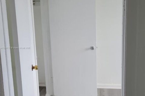 Снять в аренду квартиру в Флорида-Сити, Флорида 2 спальни, 349.96м2, № 1957747 - фото 7