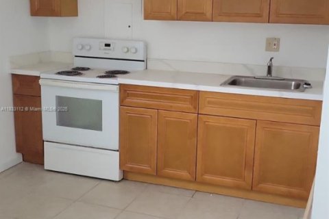 Снять в аренду квартиру в Флорида-Сити, Флорида 2 спальни, 349.96м2, № 1957747 - фото 3