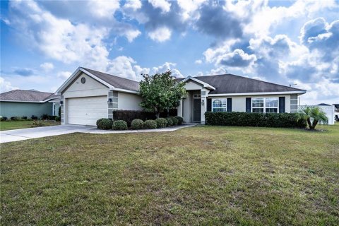 House in Winter Haven, Florida 3 bedrooms, 172.61 sq.m. № 1548679 - photo 1