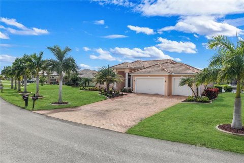 Villa ou maison à vendre à Cape Coral, Floride: 3 chambres, 210.8 m2 № 2430967 - photo 2
