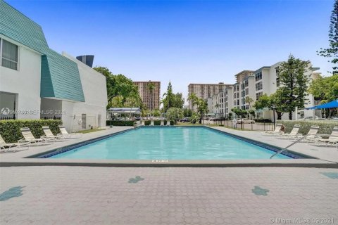 Condominio en Sunny Isles Beach, Florida, 1 dormitorio  № 2153287