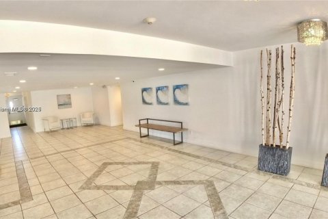 Copropriété à vendre à North Miami Beach, Floride: 2 chambres, 101.17 m2 № 1739237 - photo 1