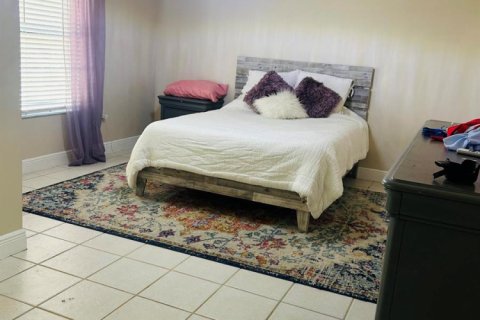 House in Palm Bay, Florida 4 bedrooms, 192.87 sq.m. № 2146764 - photo 9