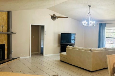 House in Palm Bay, Florida 4 bedrooms, 192.87 sq.m. № 2146764 - photo 4
