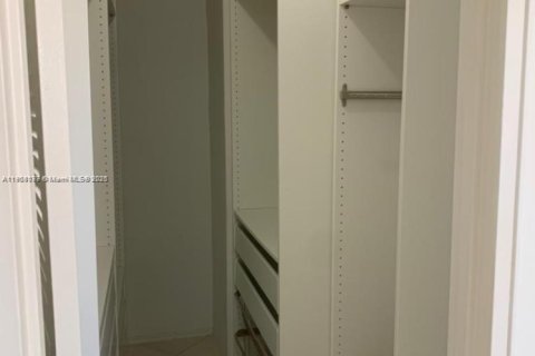 Condo in Bal Harbour, Florida, 1 bedroom № 1964298 - photo 13