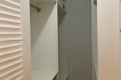 Condo in Bal Harbour, Florida, 1 bedroom № 1964298 - photo 16