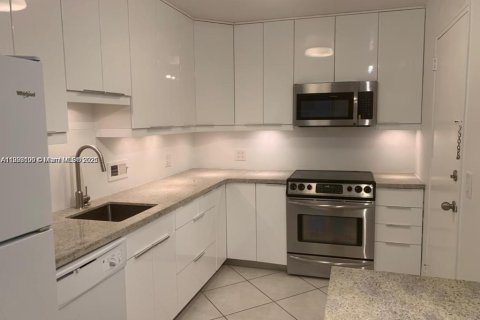 Condo in Bal Harbour, Florida, 1 bedroom № 1964298 - photo 1