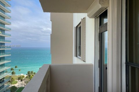 Condo in Bal Harbour, Florida, 1 bedroom № 1964298 - photo 17