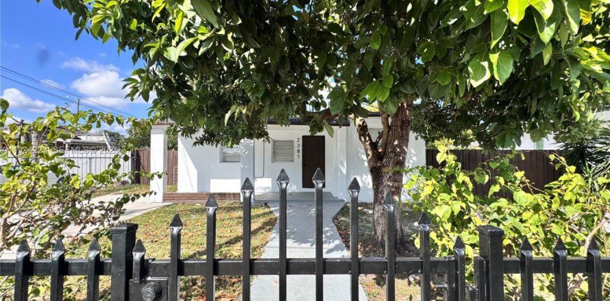 House in Miami Gardens, Florida 3 bedrooms, 73.21 sq.m. № 1982418