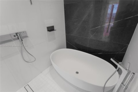 Condo in Miami, Florida, 2 bedrooms  № 2052771 - photo 19