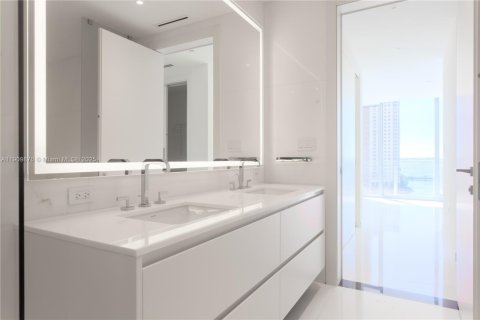 Condo in Miami, Florida, 2 bedrooms  № 2052771 - photo 17