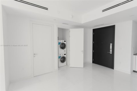 Condo in Miami, Florida, 2 bedrooms  № 2052771 - photo 11