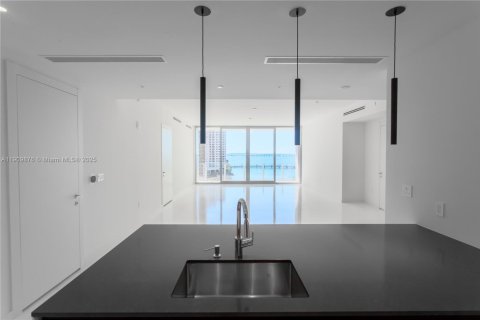 Condo in Miami, Florida, 2 bedrooms  № 2052771 - photo 4