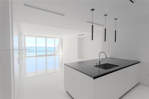 Condo in Miami, Florida, 2 bedrooms  № 2052771 - photo 7