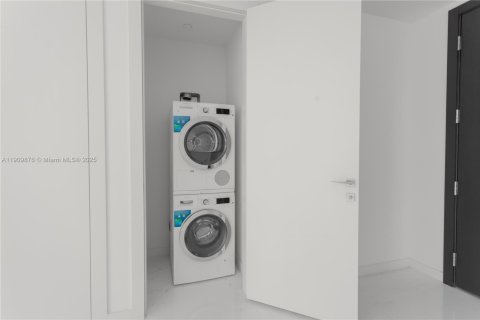 Condo in Miami, Florida, 2 bedrooms  № 2052771 - photo 13