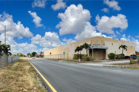 Commercial property in Miami Gardens, Florida № 1881673 - photo 3