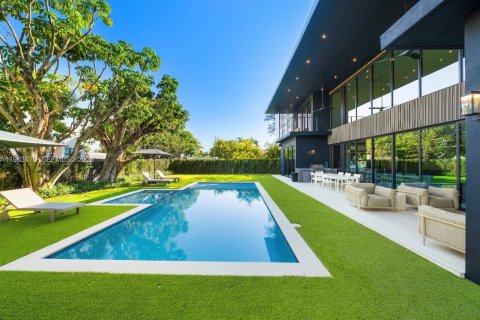 Casa en venta en Miami, Florida, 8 dormitorios № 2038199 - foto 2