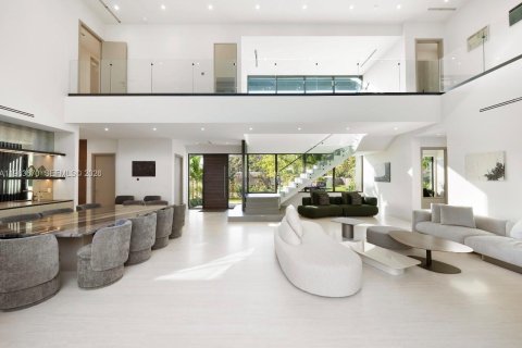 Casa en venta en Miami, Florida, 8 dormitorios № 2038199 - foto 16