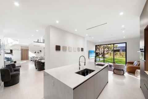 Casa en venta en Miami, Florida, 8 dormitorios № 2038199 - foto 20