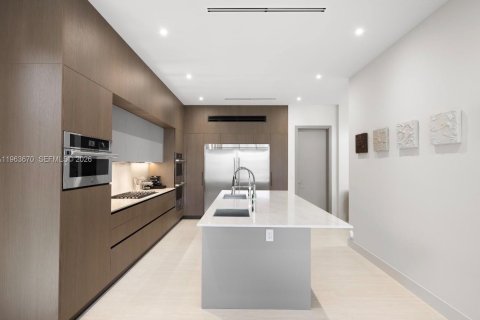 Casa en venta en Miami, Florida, 8 dormitorios № 2038199 - foto 19