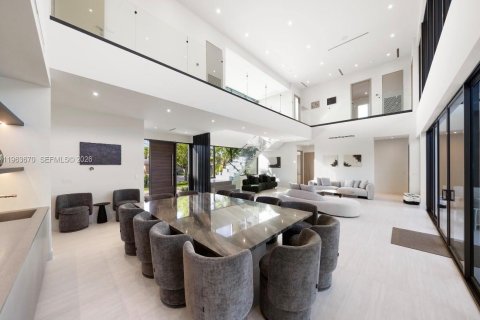 Casa en venta en Miami, Florida, 8 dormitorios № 2038199 - foto 12