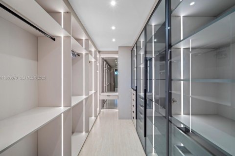 Casa en venta en Miami, Florida, 8 dormitorios № 2038199 - foto 28