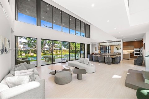 Casa en venta en Miami, Florida, 8 dormitorios № 2038199 - foto 14