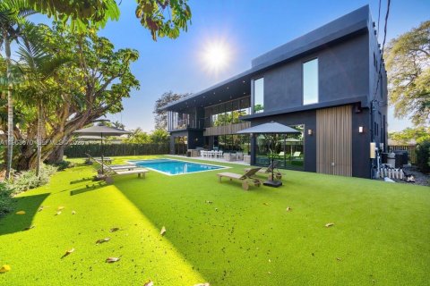 Casa en venta en Miami, Florida, 8 dormitorios № 2038199 - foto 3