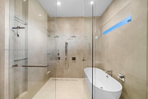 Casa en venta en Miami, Florida, 8 dormitorios № 2038199 - foto 29