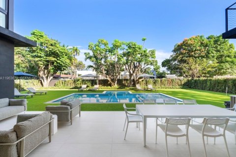 Casa en venta en Miami, Florida, 8 dormitorios № 2038199 - foto 6