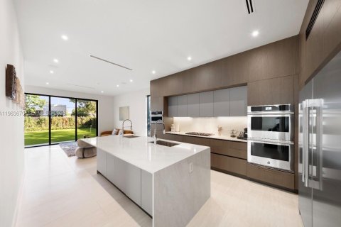 Casa en venta en Miami, Florida, 8 dormitorios № 2038199 - foto 18