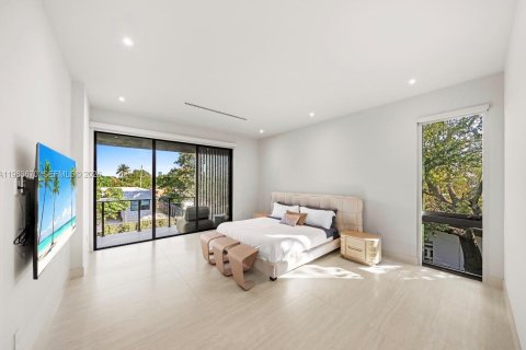 Casa en venta en Miami, Florida, 8 dormitorios № 2038199 - foto 25