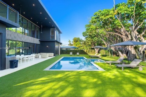 Casa en venta en Miami, Florida, 8 dormitorios № 2038199 - foto 5
