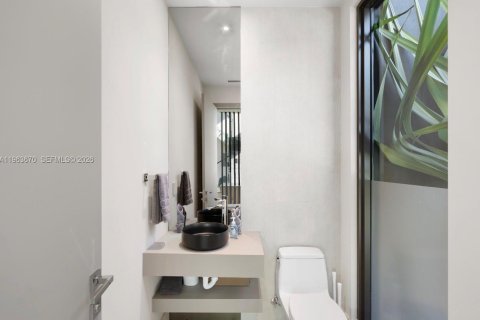 Casa en venta en Miami, Florida, 8 dormitorios № 2038199 - foto 17