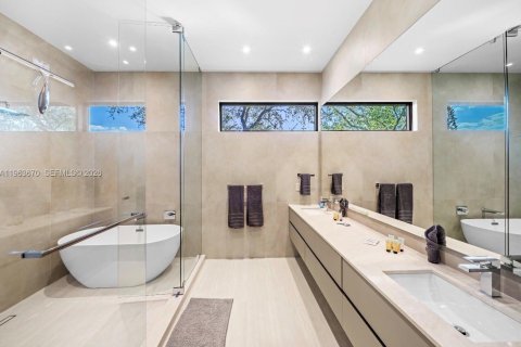 Casa en venta en Miami, Florida, 8 dormitorios № 2038199 - foto 30
